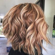 Fall Hair Colors For Sandy Blonde, Auburn Balayage Blonde Fall Hair, Short To Medium Hair Color Ideas, Chestnut And Blonde Highlights, Fall Foils Hair, Brown Hair With Caramel And Blonde, Highlights For Blonde Hair Fall, Best Fall Blonde Hair Color, Autumn Lowlights For Blondes