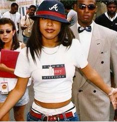 Aaliyah Style 90s, 90s Rnb Fashion, 90s Hiphop Fashion, Hip Hop 90, Aaliyah Outfits, Rip Aaliyah, 1990 Style