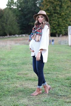 Fall maternity outfit, plaid blanket scarf and oversized sweater Pregnancy Fashion Fall, Fall Maternity Outfits, Winter Maternity, Fall Maternity