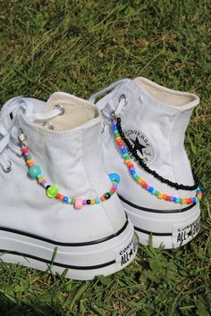 Boty Converse, قلادات متدلية, Shoe Inspo, Aesthetic Shoes, Swag Shoes, Cute Crafts, Beaded Jewelry Diy, Custom Shoes, White Sneakers