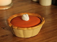 there is a small pie in the shape of a cat