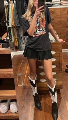 Cowboy Boots Party Outfit, Boots Party Outfit, Rock T Shirt Outfit, Feminine Fits, 2024 Style, Outfit Mujer, Rock T Shirts, Ig Stories, Tshirt Outfits