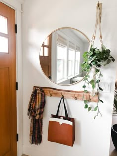 Guide to entryways, tips and tricks, entryway design, entryway decor Small Entryways, Entry Way Design, Small Entryway, Home Entrance Decor, Entrance Decor, Hallway Ideas, House Entrance, Hallway Decorating