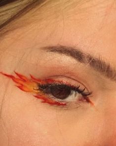 Fire Graphic Liner, Flames Eye Makeup, Fall Eyeliner Looks, Eye Makeup Designs Art, Checkered Eyeliner, Flame Eye Makeup, Flame Eyeliner, Crazy Makeup Art, Eyeliner Creative