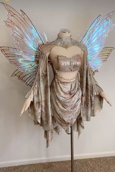 Mythical Creatures Halloween Costumes, Fairy Fashion Illustration, Magical Creature Costume, Fairy Outfit Design, High Fashion Outfits Runway, Fairy Aesthetic Dress, Gold Fairy Costume, Fae Fashion