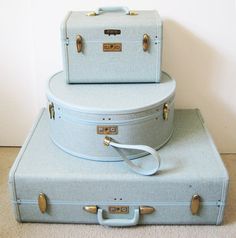 light blue 1960's vintage Samsonite luggage set. Organizing Hats, Furniture Joinery, Samsonite Luggage, Vintage Lifestyle, Suitcase Set