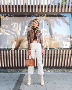 Witte Jeans Outfit, Mode Dope, Simple Winter Outfits, Outfit Elegantes, White Jeans Outfit, Denim Trends, White Boots, Winter Mode