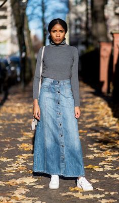 Boho Beauty: Styling a Denim Skirt for a Bohemian Look Long Denim Skirt Outfit Winter, How To Wear Turtleneck, Long Jean Skirt Outfits, March Outfits, Jean Skirt Outfits, Long Outfit