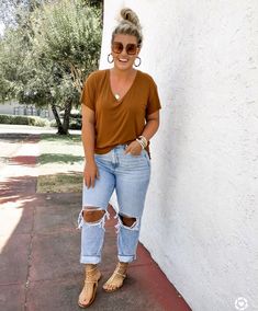 Neutral Earth Tone Outfits, Feminine Romantic Style Plus Size, Plus Size 30s Fashion, Casual Plus Size Outfits 2024, Plus Size Millenial Fashion, Plus Size Laid Back Outfits, Large Crowd Lunch Ideas, Casual Date Outfit Curvy, Casual Easter Outfits For Women Plus Size