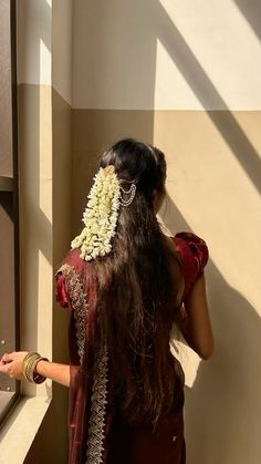 #desi #desiprincess #desifit #saree #southindian #wedding Poses In South Indian Saree, Indian Asthetics Photos, South Indian Girl Aesthetic, Traditional Girl Aesthetic, Indian Dress Aesthetic, Traditional Outfits Women, Indian Woman Hair, Saree Pic Ideas, Desi Wedding Ideas