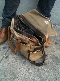 men's bag Filson Briefcase, Filson Bags, Sac Michael Kors, Lv Bags, Computer Bag, Rugged Style, Brown Bag, Computer Bags, Fashion Mode