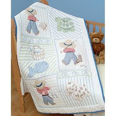 a child's crib bed with a quilt on it