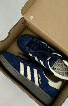 Spezials Outfit Women, Best Adidas Shoes Women, Adidas Spezial Women, Adidas Spezial Navy Outfit, Spezial Adidas Shoes, Adidas Shoes Aesthetic, Spezials Adidas, Spezial Adidas Outfit, Adidas Spezial Navy