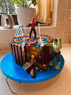 the cake is made to look like an incredible scene