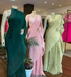 Crush Saree Blouse Designs Latest, Crush Saree Blouse Design, Pleated Fabric Outfits, Crush Saree, Saree Outfit, Customized Dress, Saree Drape, Fashionable Saree, Pleated Saree