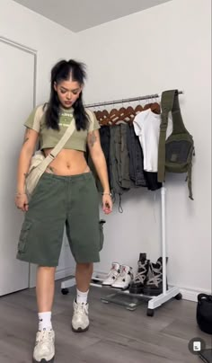 Baggy Shorts And Crop Top, Crop Top And Jorts Outfit, Baggy Shorts And Tank Top, Concert Outfit Ideas Night Summer, Outfits With Green Cargo Shorts, Brown Cargo Shorts Outfits Women, Baggie Shorts Outfit, Camp Jorts Outfit, Jorts Outfit Women’s Black