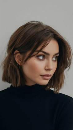 Short Haïr Cut For Women, Bob Curtain Bangs Brunette, Short Hair With Long Side Bangs, Side Part Curtain Bangs Short Hair, Short With Curtain Bangs, Textured Bob Curtain Bangs, 2025 Haircuts For Women Short, Dua Lipa Hair Short, Subtle Bangs Short Hair