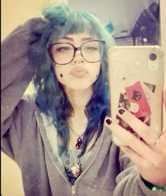 Selfie Ideas With Glasses, Blue Hair Pfp, Emo Woman, Scene Haircuts, Emo Scene Hair, Alt Girls, Jairzinho