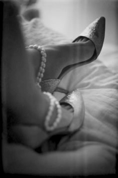 Vintage-style photograph via thewildfleur.com Parisienne Chic, Baby Pearls, Art Of Seduction, Fancy Shoes, Wedding Photo Inspiration, Vintage Pinup, Black And White Pictures, Glam Fashion, Vintage Love