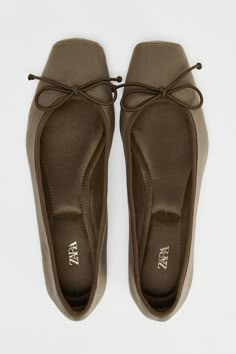 VELVET LOOK BALLET FLATS - Taupe Gray | ZARA United States Work Flats Shoes, Velvet Ballet Flats, Daytime Outfits, Mum Style, Trendy Maternity Outfits, 2025 Mood, Fall Wishlist, Everything I Wanted