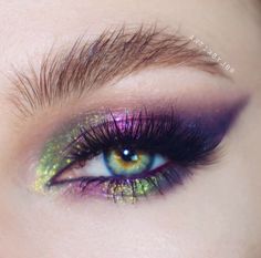 Morphe X Pony Looks, Purple Eye Makeup Green Eyes, Green And Purple Eyeshadow Looks, Multichrome Eyeshadow Looks, Multichrome Makeup, Purple And Green Makeup, Eye Makeup Bridal, Very Easy Makeup, Slapped In The Face