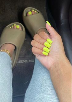 Neon Green Short Acrylic Nails, Cute Summer Nails Black Women, Yellow Toes Black Women, Short Summer Nails Black Women, Summer Nails 2023 Black Women, Neon Yellow Pedicure, Neon Yellow Toes, Neon Green Toes, Neon Nails Yellow