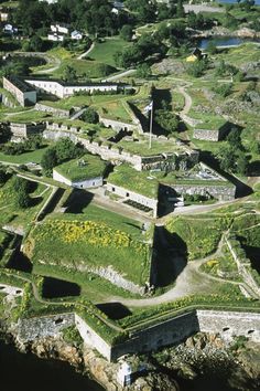 an aerial view of the fort and surrounding area, with green vegetation on both sides