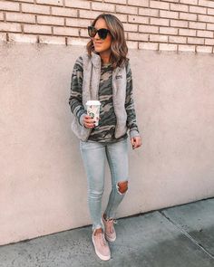 Camo Top Outfit Fall, Outfits With Camo Hoodie, Camo Crewneck Outfit, Casual Camouflage Hoodie Top, Abercrombie Camo Hoodie Outfit, Pullovers Outfit, Jean Jacket Outfits, Athleisure Outfits, Weekend Outfit