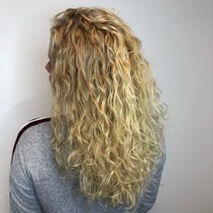 30 Modern Spiral Perm Hairstyles Women Are Getting Right Now Curling Thick Hair, Long Perm, Perm Curls, Long Loose Curls, Perm Hairstyles, Spiral Perm, Short Permed Hair, Blonde Bob Hairstyles, Old Hairstyles