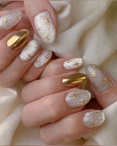 Gold Pearl Aesthetic, Christmas Gold Nails Art Designs, Tortoiseshell Nails With Gold, Christmas Nail Designs Gold, White Nails Gold Design, Christmas Nail 2024, Cute New Years Nails Short, Lalisa Nails, Silver And Gold Christmas Nails