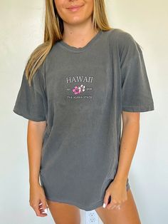 Meet our best seller : The embroidered Hawaii tee! So perfect for any occasion and it makes for the perfect summer beach or pool coverup. Model is wearing a size Large Chic Prom Dresses, Affordable Outfits, Spring Outfits Dresses, Cute Summer Tops, Summer Graphic Tee, Cute Preppy Outfits, Summer Dress Outfits, Outfits For Women, Cute Everyday Outfits