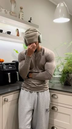 Body Builder Outfits Men, Strong Men Aesthetic, Fit Guy Aesthetic Gym, Youngla Gym Fits, Mens Outfits Athletic, Mens Gym Fits, Muscular Men Fashion Outfit, That Guy Aesthetic, Muscle Tee Outfit Men