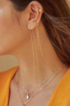 This head-turning threader earring has echoes of another era, but with a modern edge. Features ribbed detailing in our signature Deco style. Gold Plated Threader Earrings, Style Inspiration Minimalist, Gold Thread Earrings, Threader Earrings Gold, Sterling Silver Jewelry Earrings, Chain Earring, Earrings Aesthetic, Gold Outfit, Thread Earrings