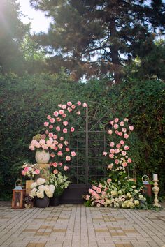 Poarta decorata cu flori pentru nunta Coquette Backdrop, Dream Garden Wedding, Engagement Board, Nikah Decor, Back Drops, Photo Corner, Wedding Photobooth, Garden Wedding Reception, Secret Garden Wedding