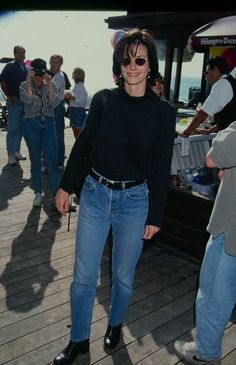 The Best 90's Celebrity Street Style 80s Casual Fashion, Fashion In The 80s, 90s Street Style, 90s Boots, 90’s Outfits, 90s Inspired Outfits, Iconic Looks, 90s Trends, Original Supermodels