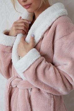 Featuring on the Today Show, this luxurious Keila Sherpa Fleece Robe provides you an unrivaled softness and cozy feeling right of the bathtub, thanks to its ultra-plush and breathable microfiber. Alongside a glass of wine, this robe is the perfect companion for a relaxing evening at home. Super Soft Cozy Robe With Long Sleeves, Fuzzy Robe Short, Fleece Robe Long Nude, Bath Robes Fluffy