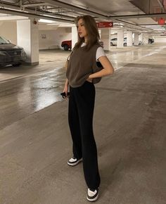 Ath Leisure Outfits, Mode Indie, Outfit Botas, Oreo Recipes, Shotting Photo, Parking Garage, Streetwear Fashion Women, Fashion Weeks