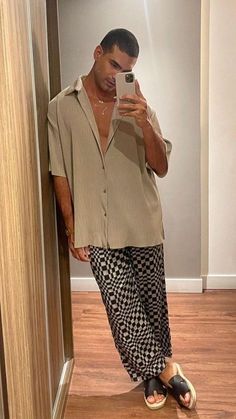 Coachella Outfit Men, Goa Outfits, Mens Street Style Summer, Europe Travel Outfits, Island Outfit, Outfit Primavera, Practice Outfits, Men Spring, Mens Spring Fashion