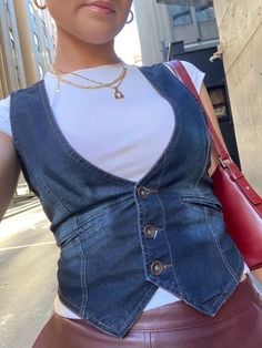 Denim Vest Outfit, Mode Hippie, Looks Street Style, Vest Outfits, Mode Inspo, Look Vintage, Mode Vintage, Looks Style, Mode Inspiration