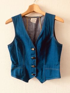 70s Mode, Vintage Denim Vest, 70s Outfits, Casual Hijab Outfit, Vest Fashion, Vest Outfits, Mode Inspo, Dream Clothes