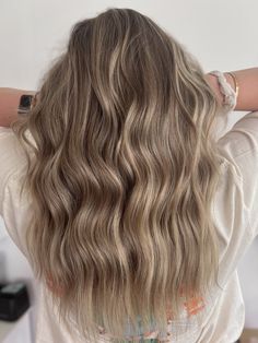 Ash Blonde Light Brown Hair, Hair Colors That Make You Look Tan, Sunkissed Bronde Balayage, Partial Vs Full Highlights Blonde, Fall Hair For Blondes Caramel, Blonde Hair With Light Brown Roots, Dark Lived In Blonde, Blonde Highlights On Straight Hair, Bronde Highlighted