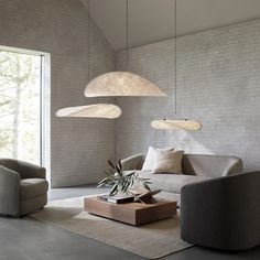 With a length of 80cm, the TENSE pendant light looks like a gentle cloud floating in. The soft Tyvek diffuser, a truly modern construction, is a durable yet soft material that is 100% recyclable. The flexibility of this paper-like shade allows the slender frame to accentuate the cloud-like qualities of the TENSE pendant light. The luminaire is fitted with a slim LED Light source and all components fit into a slim box for easy transportation. A truly modern approach to lighting. 
 The difference Modern Farmhouse Pendant Lighting, Lamps Hanging, Farmhouse Pendant Lighting, Suspension Design, Led Pendant Lights, Hanging Pendant Lights, Modern Pendant Light, Dining Room Living Room, Led Chandelier