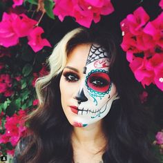 SUGAR SKULL MAKEUP: The work and precision required to create these looks is mind-blowing! Here are 21 gorgeous Sugar Skull makeup looks to ~inspire~ you! Click through for all the looks and more ideas! Sugar Skull Costume, Iphone Pics, Cool Halloween Makeup, Vintage Halloween Costume