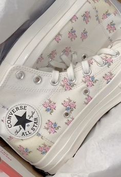 Spring Mood, Aesthetic Shoes, Chucks Converse, Pretty Shoes, All Star, Converse, Cute Outfits, Stars, Sneakers