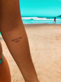 Praia foto tatuagem homenagem avós e bisa Aura Tattoos, Mutterschaft Tattoos, Basic Tattoos, Tattoo Spots, Writing Tattoos, Petite Tattoos, Dad Tattoos, Classy Tattoos, Discreet Tattoos