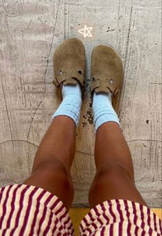 Birkenclog Outfit, Gus Everett, Birkenstock Outfit Ideas, January Andrews, Women Birkenstock, Surfergirl Style, Clogs Birkenstock