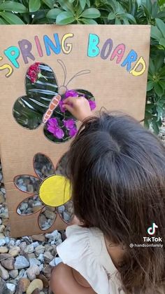 Montessori Painting Ideas, Easy Small Backyard Ideas On A Budget, Nature Boards Preschool, Interactive Boards Preschool, Spring Flower Activities For Toddlers, Outside Learning Activities Preschool, Spring Art Toddlers, Nature Center Ideas, 1.5 Year Activities