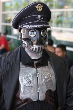 Superbe #cosplay #steampunk d'hellboy Steam Punk Mask, Karl Ruprecht Kroenen, Moda Steampunk, Steampunk Men, Diesel Punk, Batman Begins