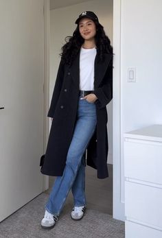 Dark Blue Jeans Winter Outfit, Mid Length Coat Outfit, Jeans And Coat Outfit, Tourist Outfit Winter, Ny Outfits Fall, Dark Blue Coat Outfit, Black Pea Coat Outfit, Black Coat Winter Outfit, Wide Leg Jeans Winter Outfit