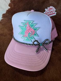 chains are made with two clasps ends size fits standard trucker hat sizing Faux pearls  HAT NOT INCLUDED Leo Suter, Paint Therapy, Hat Chain, Hat Bar, Hat Diy, Summer Craft, Pearl Bow, Hat Ideas, Turquoise Stones